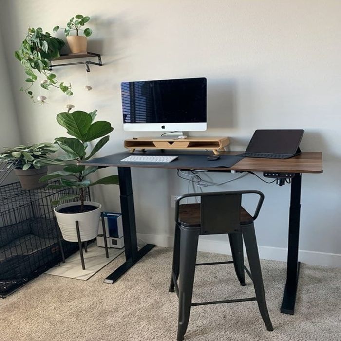 The desk set up in a reviewer’s home office space