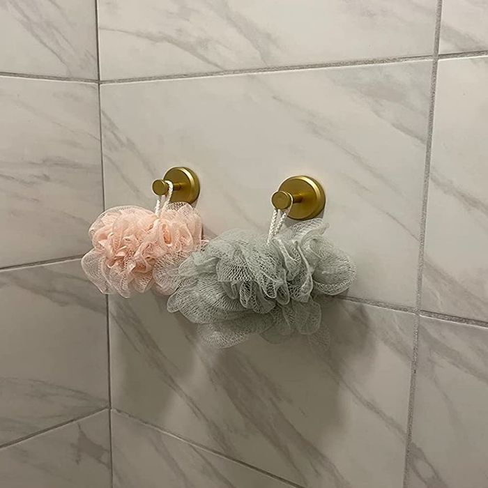 The reviewer's gold-colored hooks are visible in the photo.