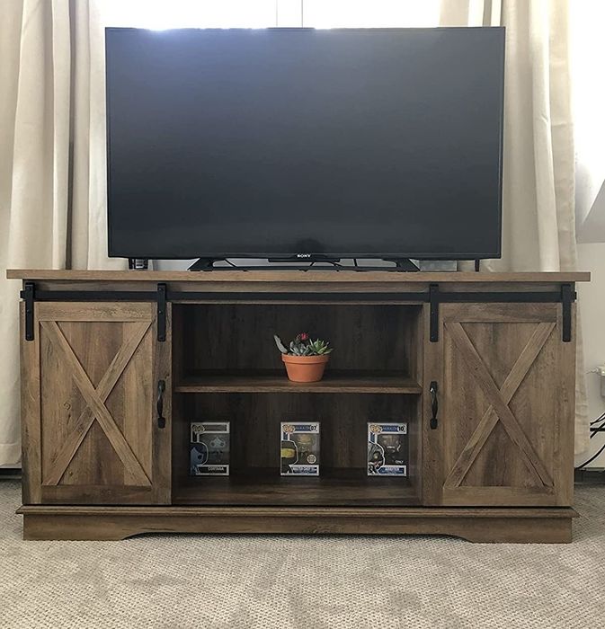 A reviewer’s photo of the TV stand, complete with a TV resting on top of it