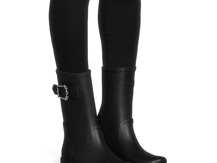 A model wearing the mid-calf pull-on rubber boots