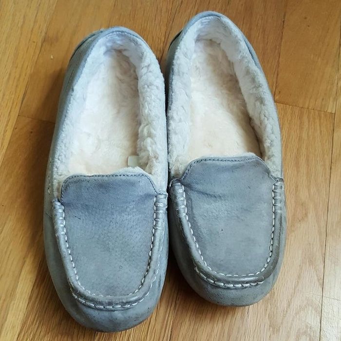 The reviewer shares a photo of the insole placed inside shoes.