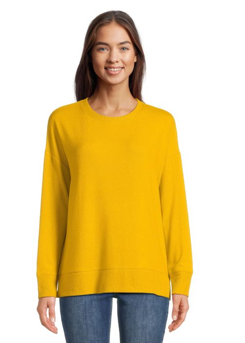 A model showcasing the autumn gold pullover.