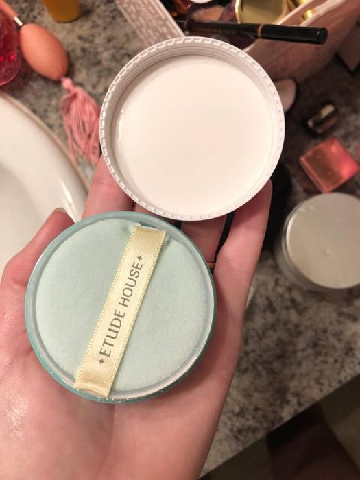 a reviewer holding the mineral powder product
