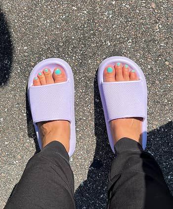 reviewer wearing purple slides