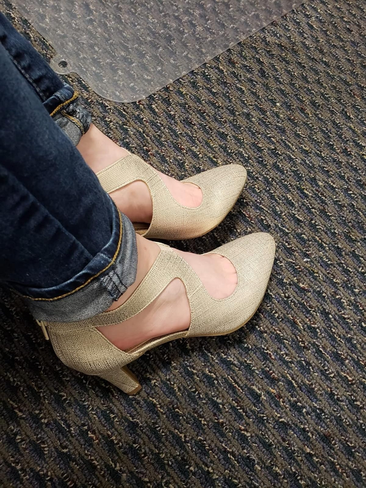 A reviewer wearing platino-colored pumps