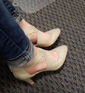 A reviewer wearing platino-colored pumps