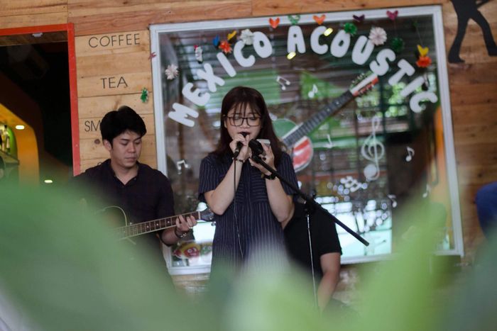 Mexico Coffee mang đến một không gian lý tưởng cho những ai yêu thích âm nhạc Acoustic. Với phong cách trang trí ấm cúng và dịch vụ thân thiện, quán là nơi lý tưởng để thưởng thức cà phê và thư giãn. Đặc biệt, Mexico Coffee mở cửa cả ngày, cho phép bạn đến bất kỳ lúc nào để tận hưởng không khí thư giãn và âm nhạc tuyệt vời.