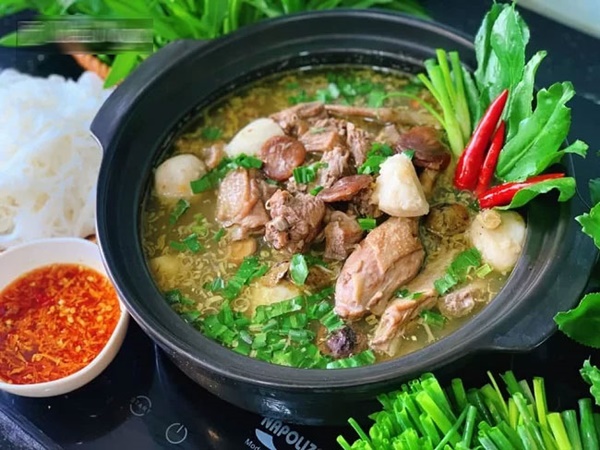 lẩu vịt om sấu ngon ở Hà Nội