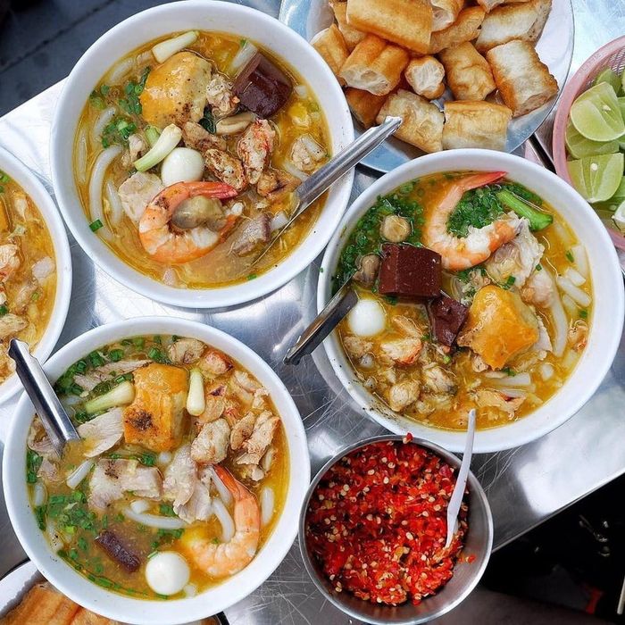 ăn trưa tại Sài Gòn