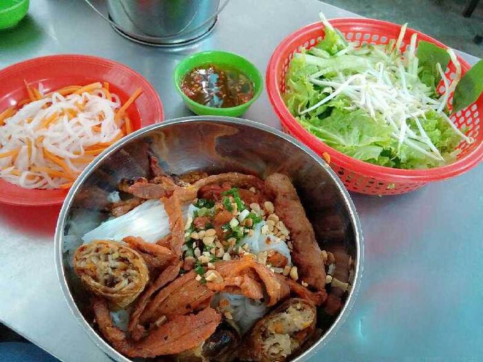 Bữa Trưa Tại Sài Gòn