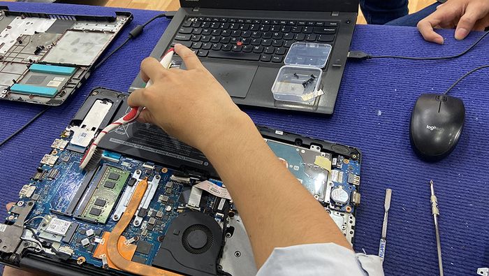 vệ sinh laptop tại nhà