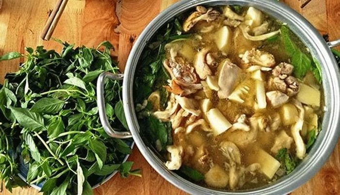 Lẩu gà lá é Phú Yên