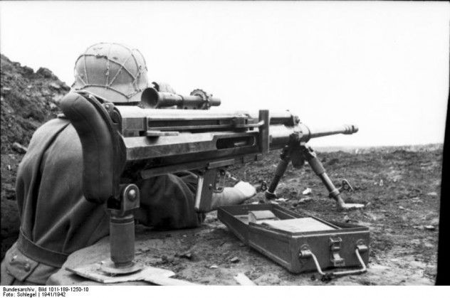 Russland-Süd, Soldier with Anti-Tank Rifle