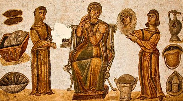 8b-female-slaves-servicing-their-mistress