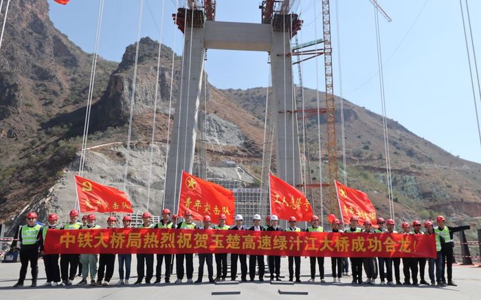 Once completed, the Lvzhijiang Bridge will reduce travel time across the river from 1.5 hours to just two minutes.