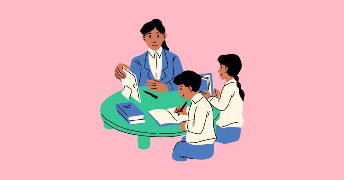 Giáo viên giảng dạy cho học sinh trong lớp học