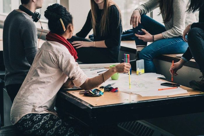 Xây dựng năng lực cảm thông và mối quan hệ xã hội (Empathy and Social Connection)
