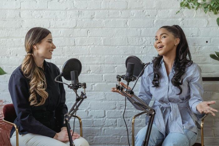 Nghe và hiểu các cuộc phỏng vấn dài giữa hai hoặc ba người qua podcast