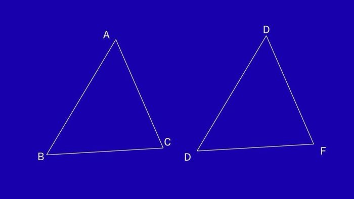 So sánh hai tam giác trên nền màu xanh lá cây
