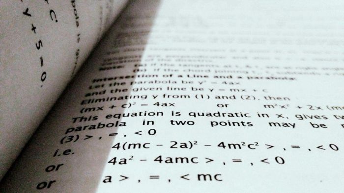 Hình học kèm theo các phương trình bậc hai