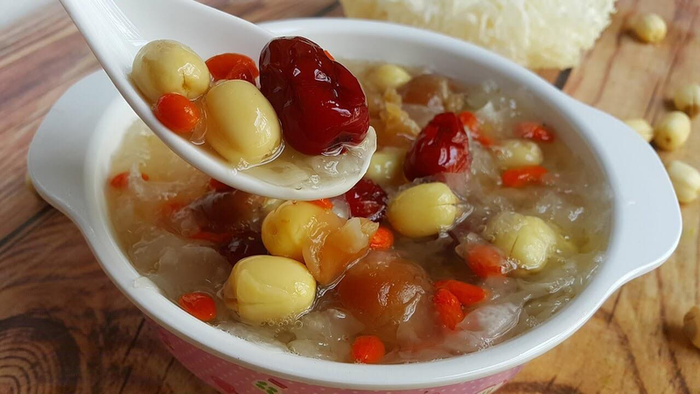 Chè hạt sen táo đỏ vừa chữa mất ngủ vừa giúp phục hồi sức khỏe