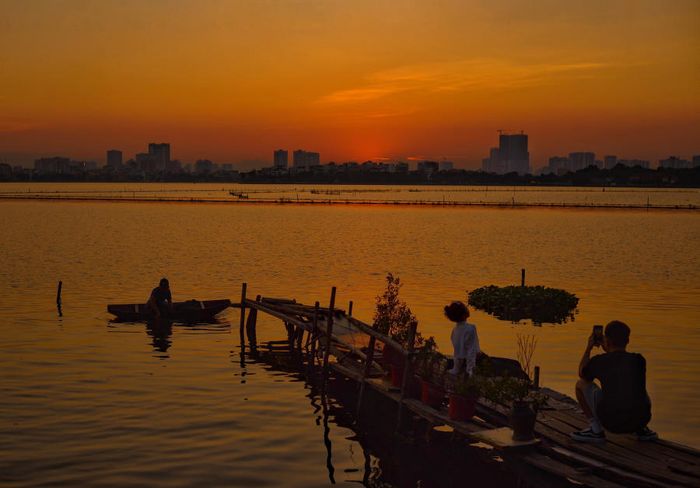 Tranh hoàng hôn trên Hồ Tây mỗi chiều tà vẫn khiến lòng người say mê