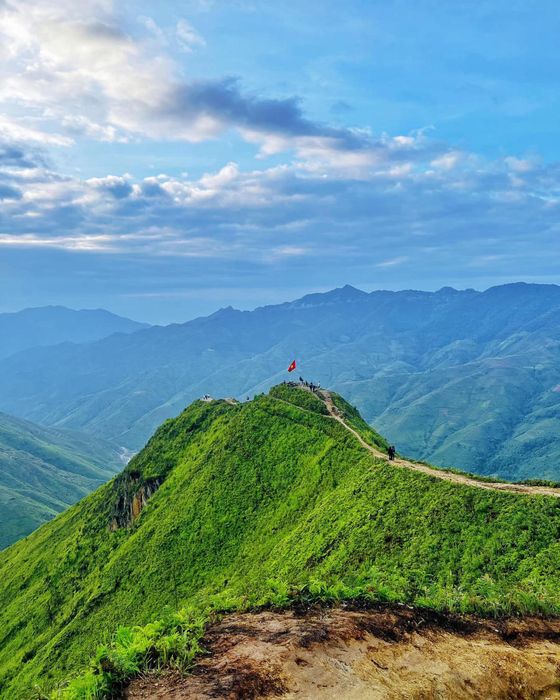 Thưởng ngoạn vẻ đẹp của Tà Xùa trong ngày không mây 6