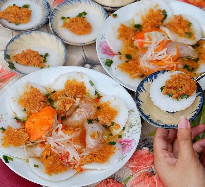 Chợ bà Hoa - điểm đến lý tưởng để thưởng thức những đặc sản miền Trung ngay giữa lòng Sài Gòn.