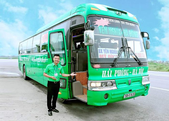 Nhà xe Ô Hô với màu xanh nổi bật, đã trở thành lựa chọn quen thuộc của nhiều hành khách thường xuyên đi tuyến Hà Nội - Hải Phòng.