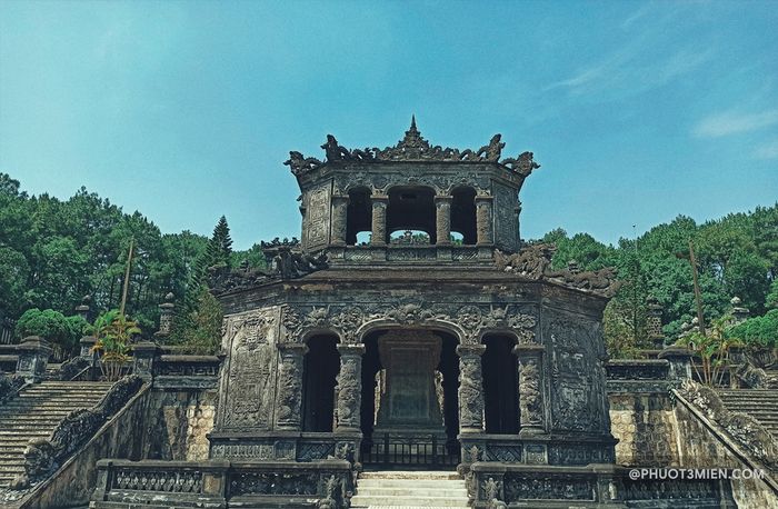Lăng Vua Khải Định – Sự độc đáo trong kiến trúc với nghệ thuật khảm sành tinh xảo 3