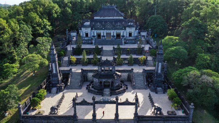 Lăng Vua Khải Định – Sự độc đáo trong kiến trúc với nghệ thuật khảm sành tinh xảo 4