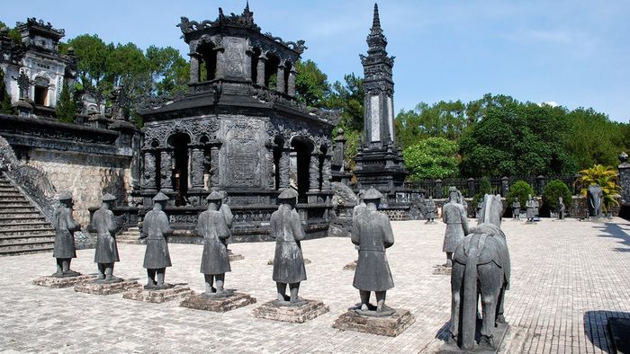 Lăng Vua Khải Định – Sự độc đáo trong kiến trúc với nghệ thuật khảm sành tinh xảo 9