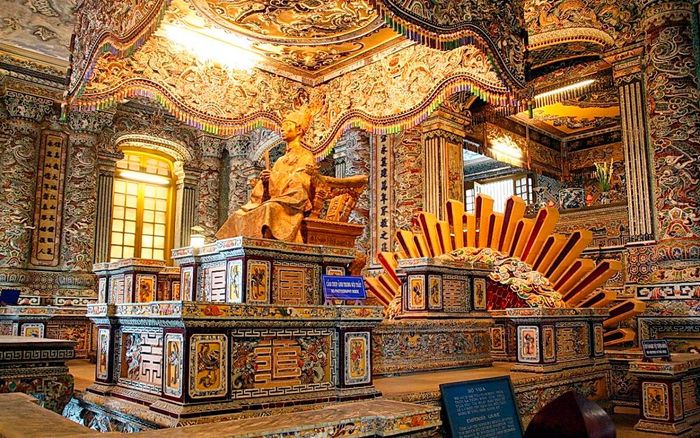 Lăng Vua Khải Định – Sự độc đáo trong kiến trúc với nghệ thuật khảm sành tinh xảo 7