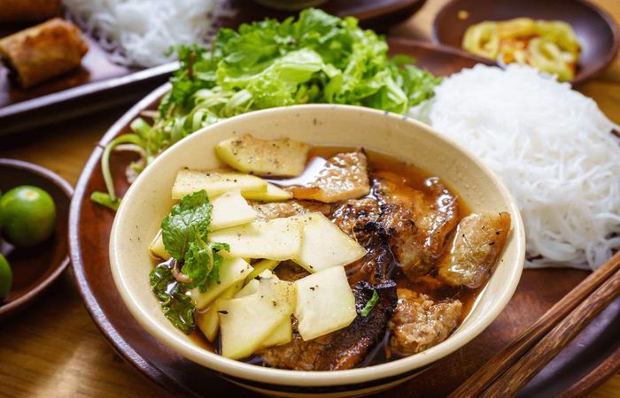 Chia sẻ danh sách top 10 quán bún chả Hà Nội ngon và nổi tiếng