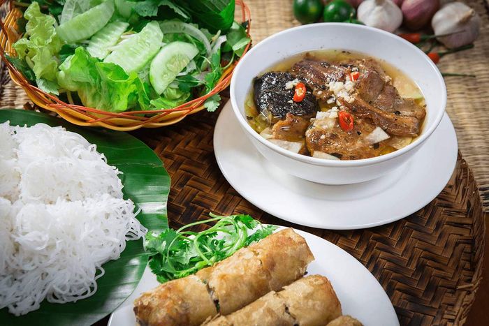 Chia sẻ danh sách top 10 quán bún chả Hà Nội ngon và nổi tiếng