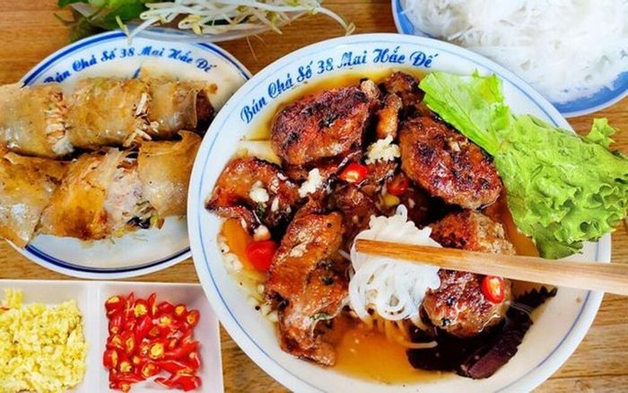 Bún chả Đắc Kim là một trong những địa điểm không thể bỏ qua khi bạn muốn thưởng thức món đặc sản của Hà Nội.