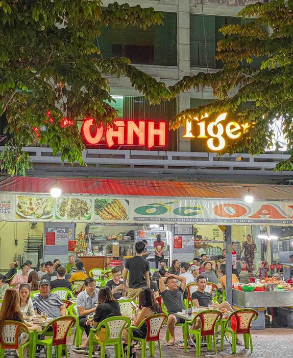 Phố ẩm thực Vĩnh Khánh, nơi quen thuộc của thanh niên ở quận 4