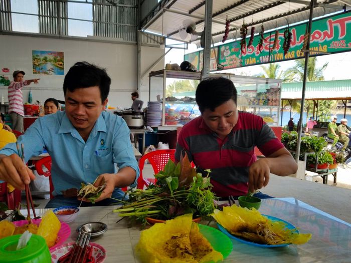 Thưởng thức bánh xèo Núi Cấm An Giang đơn giản nhưng đặc biệt thơm ngon