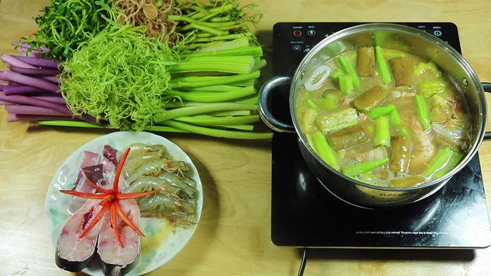 Khám phá hương vị đặc biệt của Lẩu mắm Sóc Trăng, một trong những đặc sản nổi tiếng không chỉ trong vùng mà còn được biết đến xa xôi.