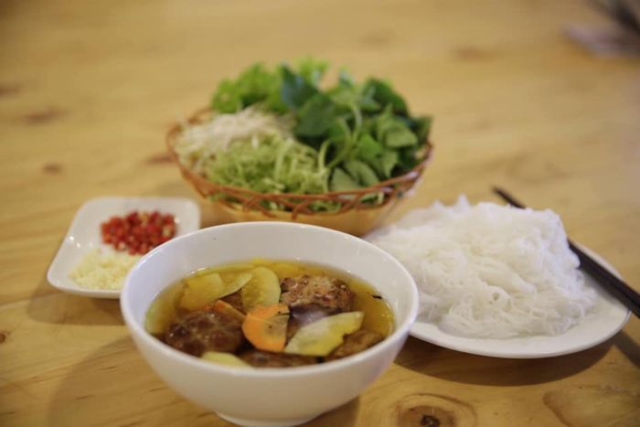 Thưởng thức món bún chả nổi tiếng tại Cafe Bạch Dương Phú Yên 7