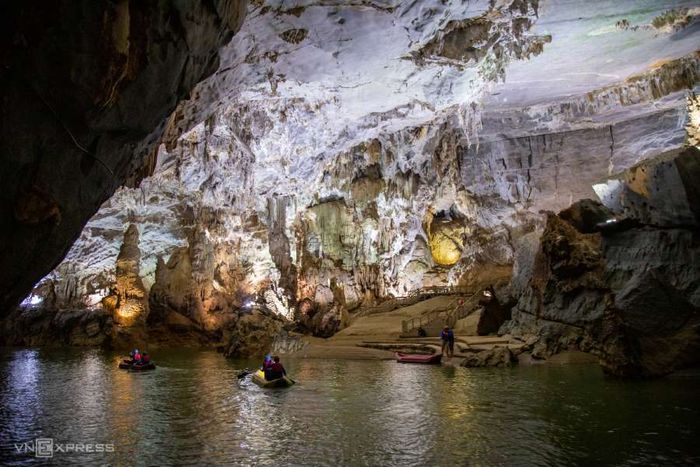 Khám phá động Phong Nha bằng kayak vào ban đêm sẽ mang lại cho bạn những trải nghiệm thú vị và hấp dẫn.