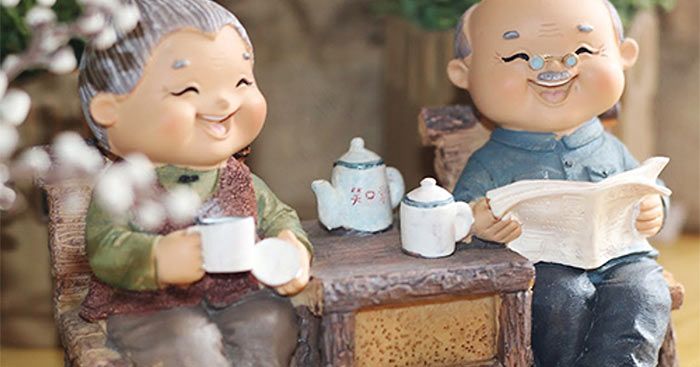 Tả ông anh đang đọc báo
