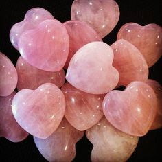 หินโรสควอตซ์ (Rose Quartz) เป็นหินที่มีความพิเศษในการส่งเสริมความรัก