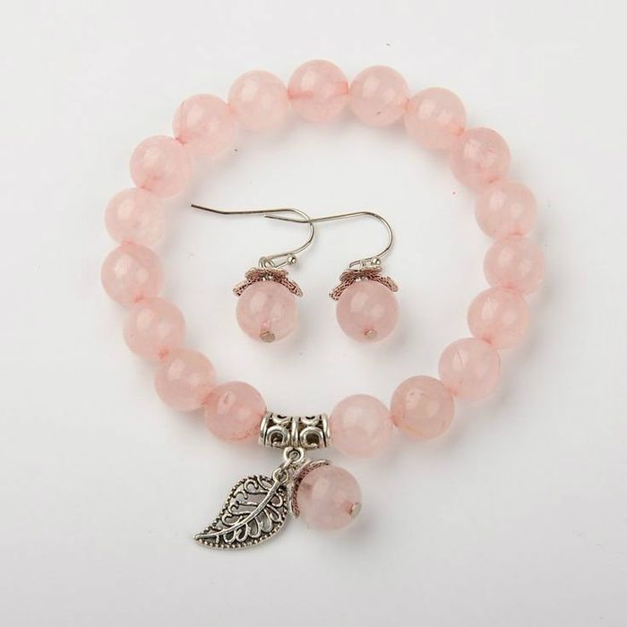 หินโรสควอตซ์ (Rose Quartz) เป็นหินที่เต็มไปด้วยพลังความรักและการบำรุงรักษาความงาม