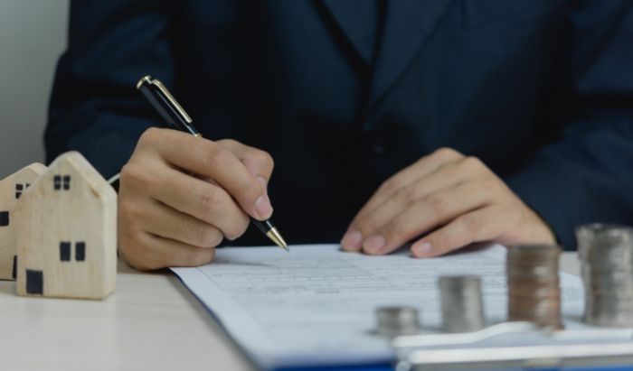 Thẩm định pháp lý là quá trình kiểm tra các yếu tố pháp lý có liên quan đến doanh nghiệp và hoạt động của nó.