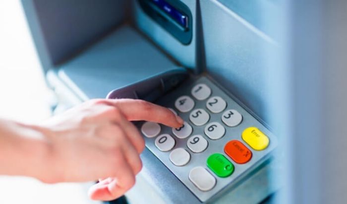 Dịch vụ chuyển tiền qua máy ATM cho phép bạn thực hiện giao dịch vào bất kỳ thời điểm nào, kể cả vào cuối tuần hay dịp lễ Tết.