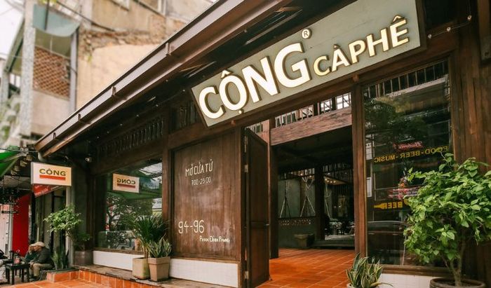 Cộng Cà Phê Quận 2 có mặt tiền ấn tượng, hướng ra con phố nhộn nhịp
