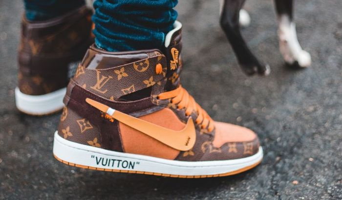 Họa tiết Monogram đặc trưng của thương hiệu Louis Vuitton