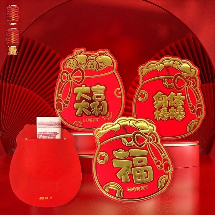 Bao lì xì Tết 2023 thiết kế hình hũ tài lộc, độc đáo và đầy ý nghĩa cho người nhận.