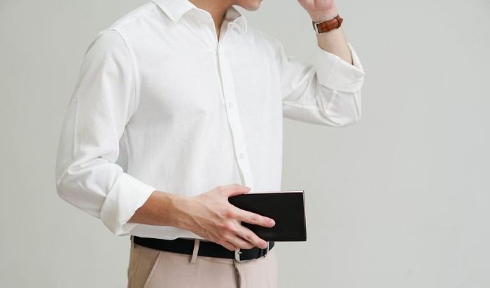 Áo sơ mi trắng luôn giữ vị trí số 1 trong danh sách những mẫu áo sơ mi nam được yêu thích nhất